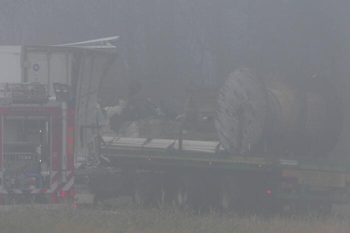 Chauffeur bevrijdt door brandweer bij botsing tussen vrachtwagens