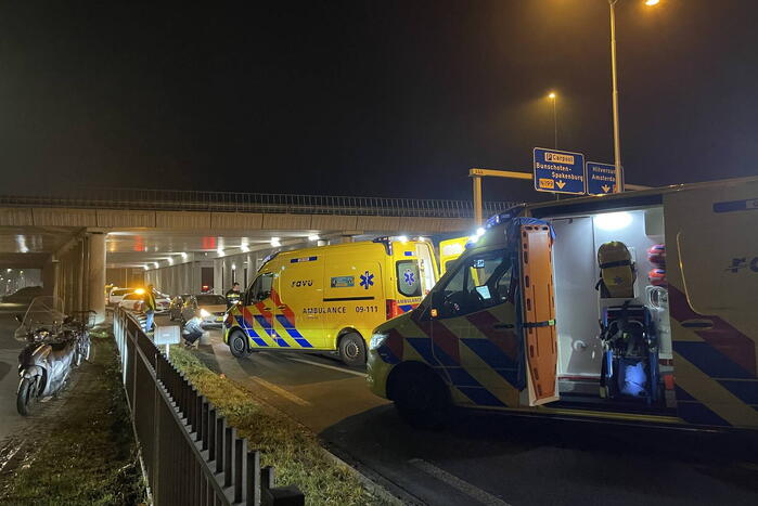 Persoon valt van viaduct en belandt op personenauto