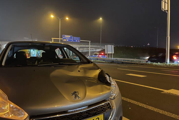 Persoon valt van viaduct en belandt op personenauto