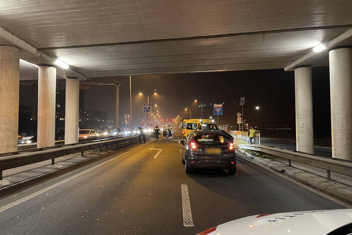 Persoon valt van viaduct en belandt op personenauto
