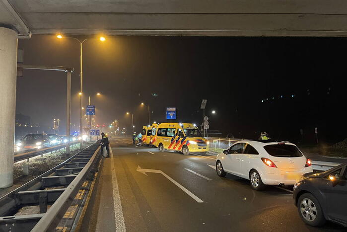 Persoon valt van viaduct en belandt op personenauto