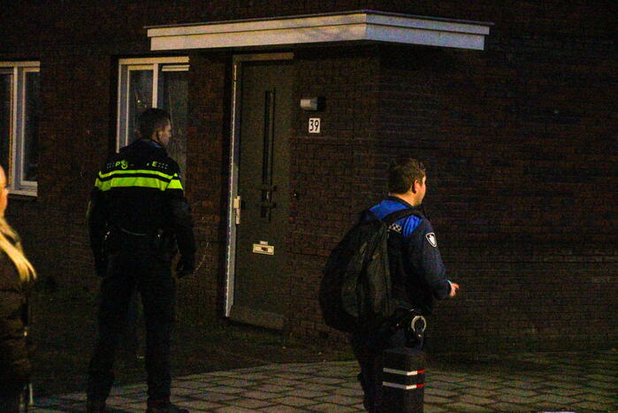 Twee aanhoudingen na chemische lucht in woning, mogelijke drugslab aanwezig