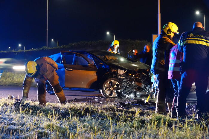 Twee auto's botsen frontaal op elkaar