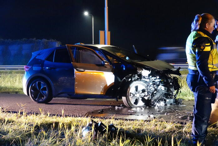 Twee auto's botsen frontaal op elkaar