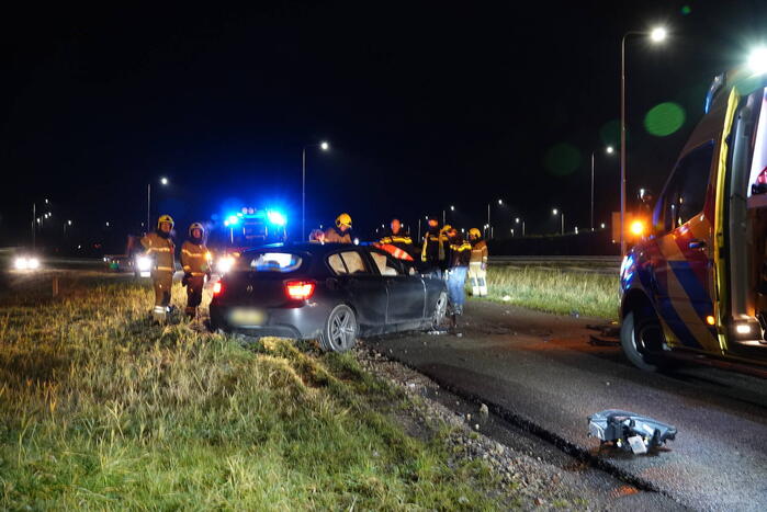 Twee auto's botsen frontaal op elkaar