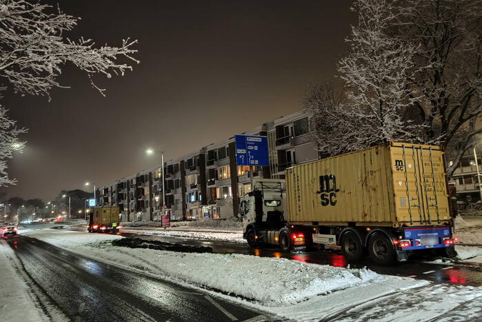 Vrachtwagen in de problemen door sneeuwval