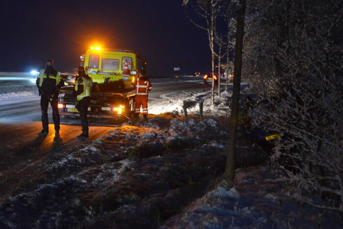 Automobilist op zijn kop in greppel