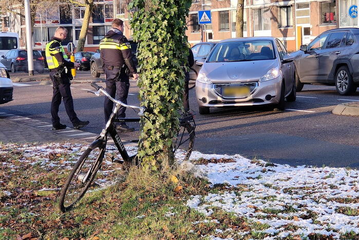Scholier op fiets geschept door auto