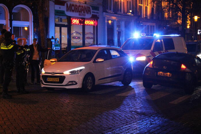 Brandweer controleert auto op brand