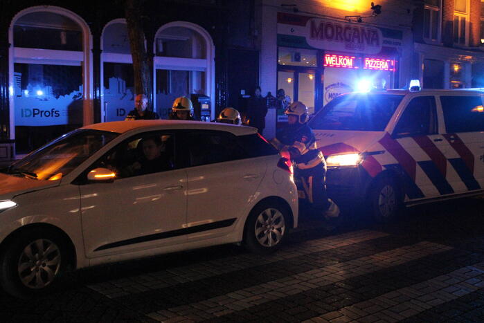 Brandweer controleert auto op brand