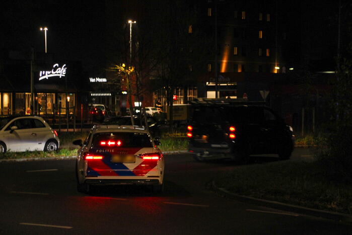 Politie rijdt bestelbus klem, bestuurder aangehouden