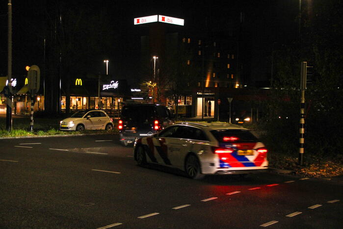 Politie rijdt bestelbus klem, bestuurder aangehouden