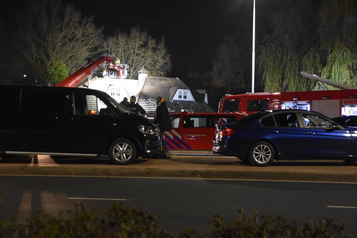 Persoon op dak van woning