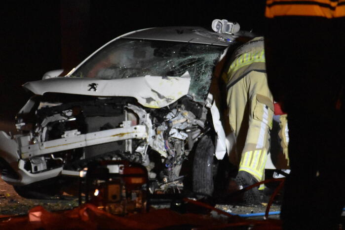 Automobilist eindigt tegen boom