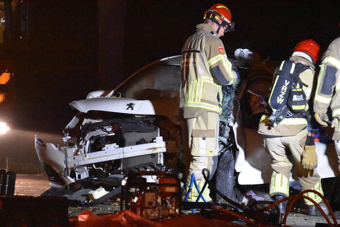 Automobilist eindigt tegen boom