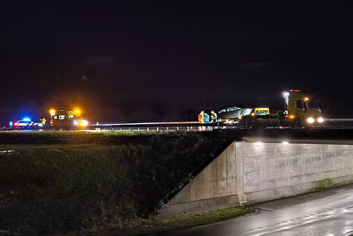 Bestuurder gewond bij botsing tegen vangrail