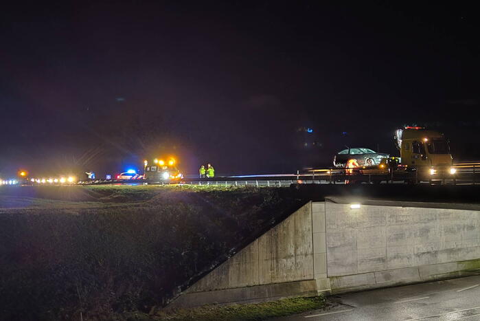 Bestuurder gewond bij botsing tegen vangrail