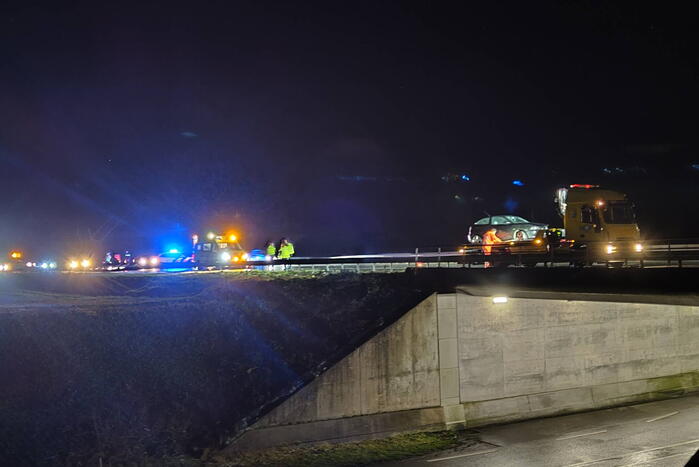 Bestuurder gewond bij botsing tegen vangrail