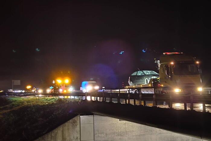 Bestuurder gewond bij botsing tegen vangrail