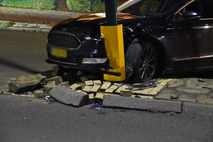 Opnieuw auto tegen lantaarnpaal gecrasht