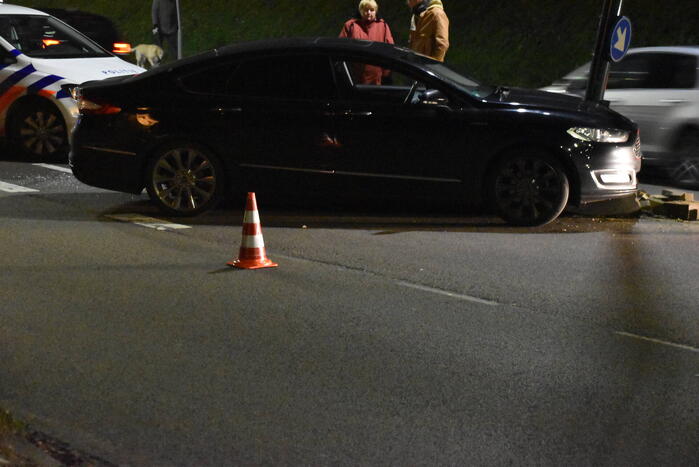 Opnieuw auto tegen lantaarnpaal gecrasht