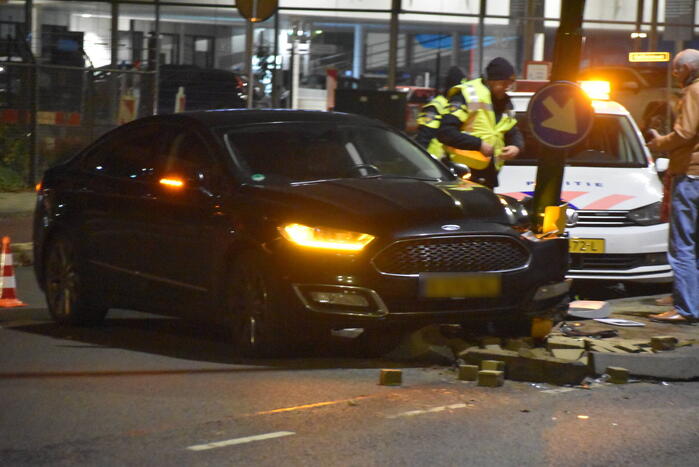 Opnieuw auto tegen lantaarnpaal gecrasht