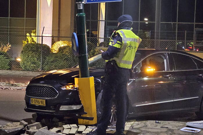 Opnieuw auto tegen lantaarnpaal gecrasht
