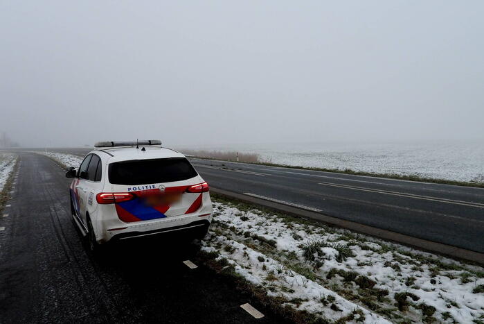 Automobilist belandt in sloot door gladheid