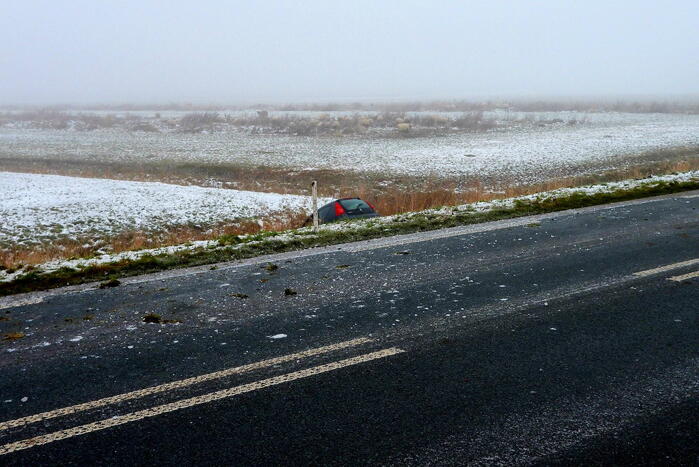 Automobilist belandt in sloot door gladheid