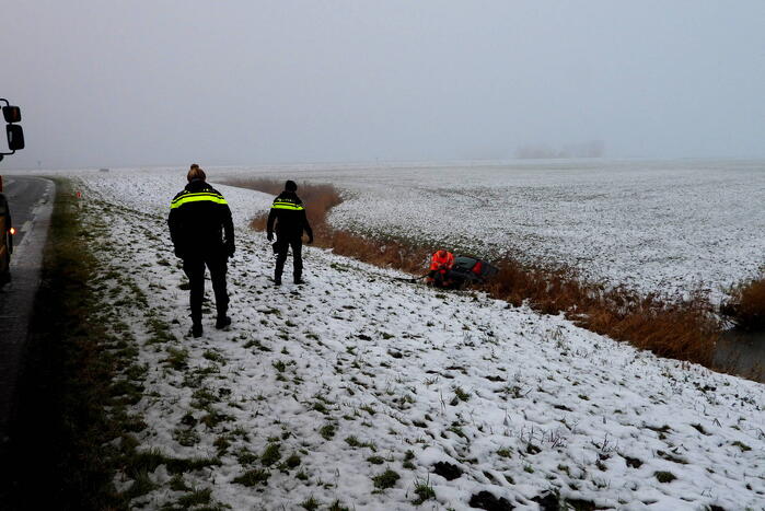 Automobilist belandt in sloot door gladheid