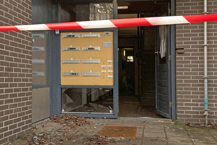 Schade door explosie in portiek