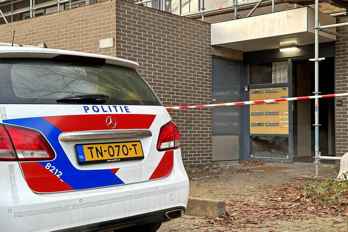 Schade door explosie in portiek