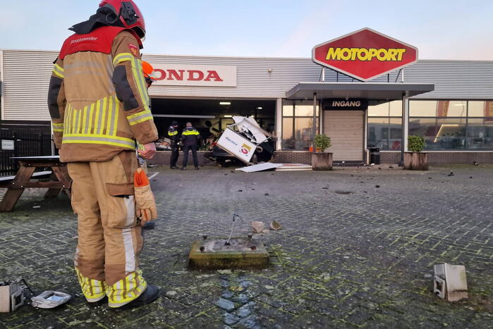 Automobilist rijdt motorzaak binnen