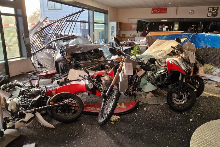 Automobilist rijdt motorzaak binnen