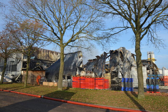 Bedrijfspand verwoest door vlammenzee