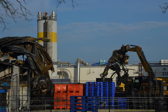 Bedrijfspand verwoest door vlammenzee