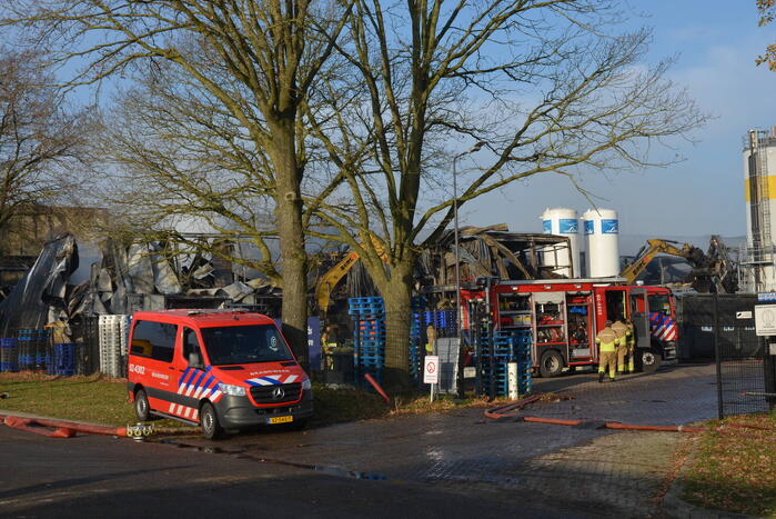 Bedrijfspand verwoest door vlammenzee