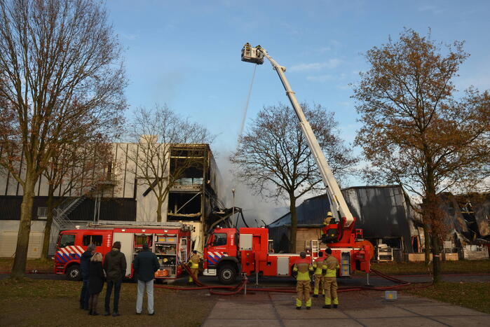 Bedrijfspand verwoest door vlammenzee