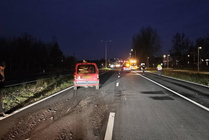 Auto komt in berm en botst op andere auto