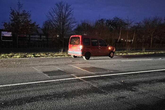 Auto komt in berm en botst op andere auto