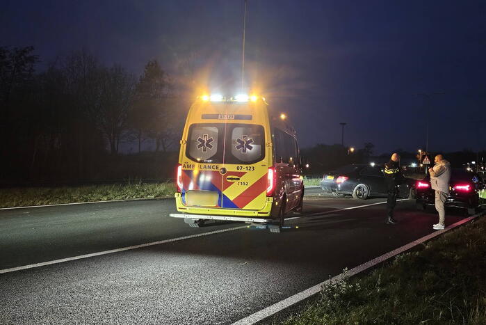 Auto komt in berm en botst op andere auto
