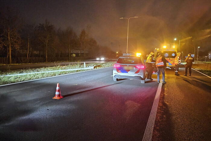 Auto komt in berm en botst op andere auto