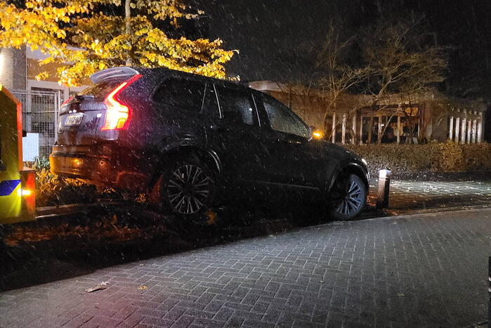 Automobiliste botst op paal na onwelwording