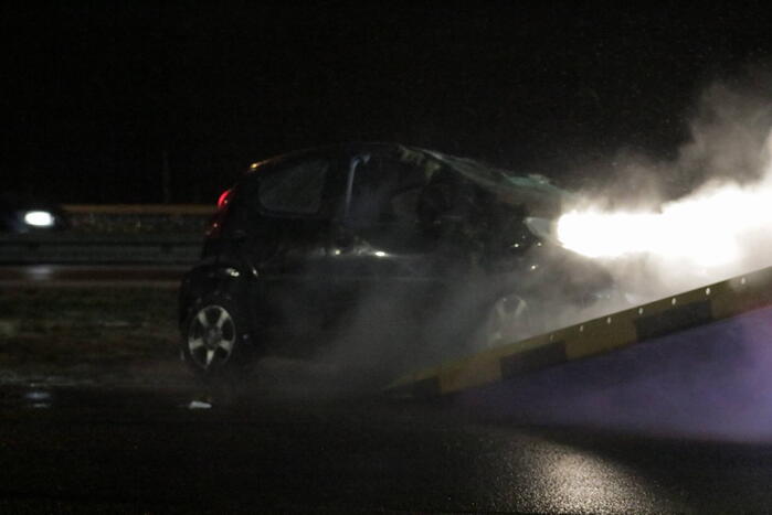 Auto belandt op de kop op snelweg