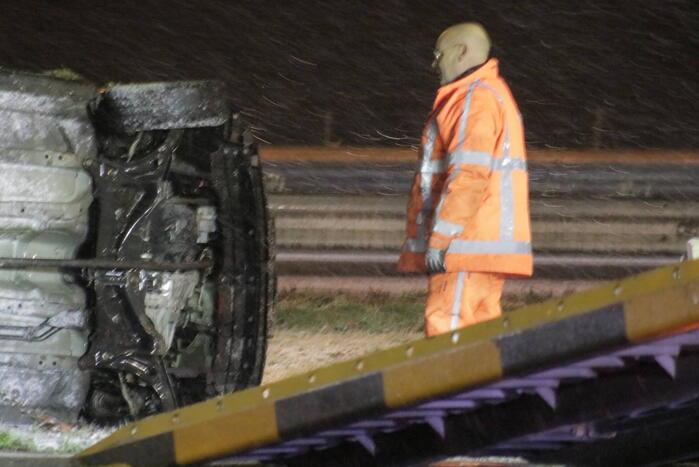 Auto belandt op de kop op snelweg