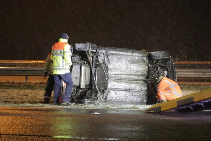 Auto belandt op de kop op snelweg