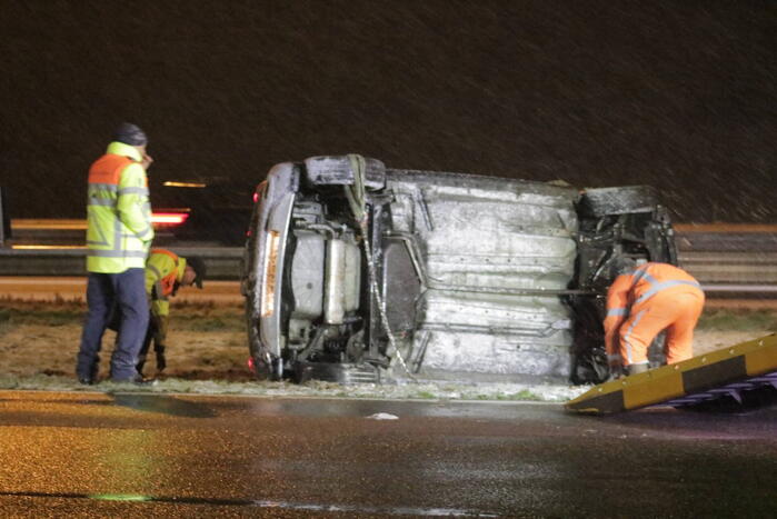 Auto belandt op de kop op snelweg
