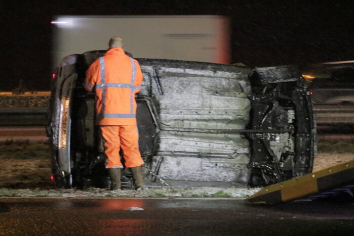 Auto belandt op de kop op snelweg