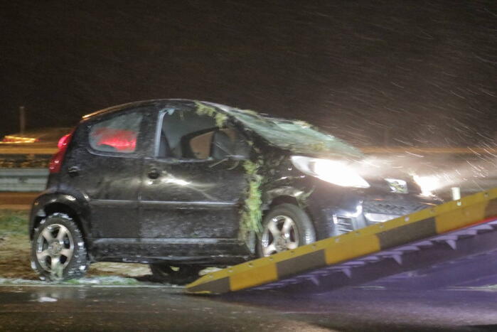 Auto belandt op de kop op snelweg