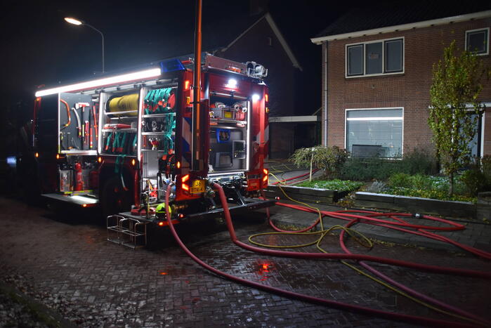 Veel schade na brand onder carport